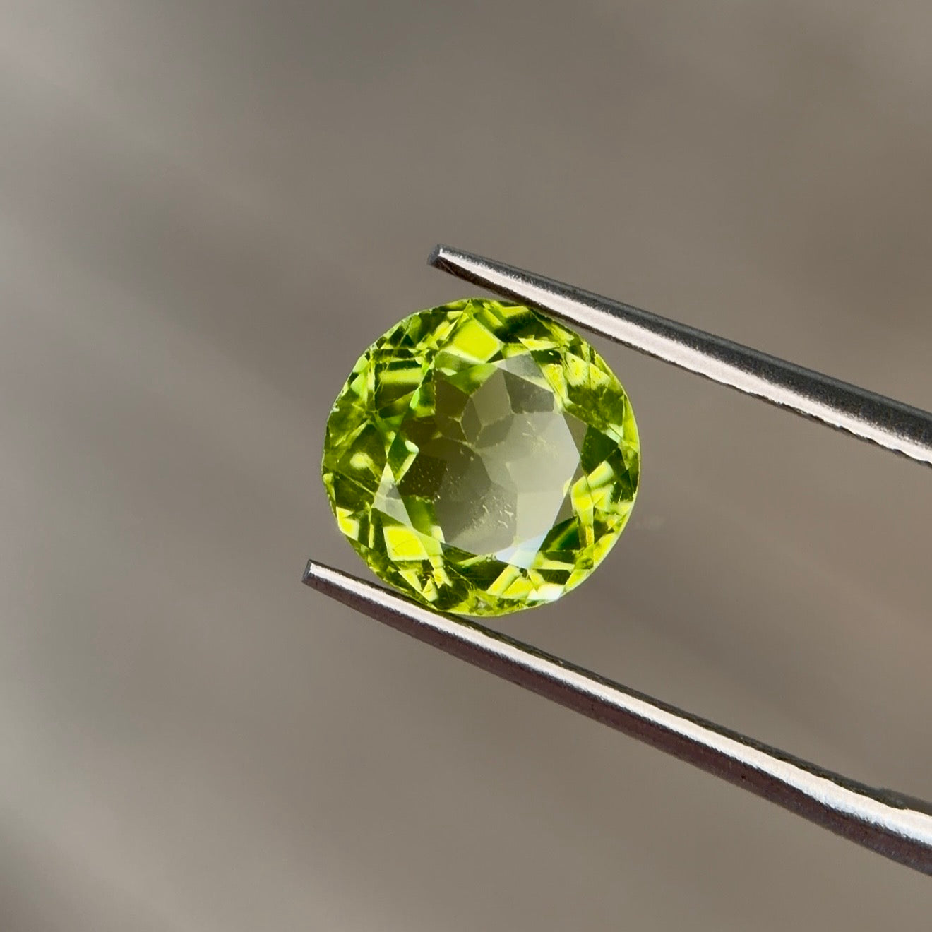 2.44 ct Natural Peridot Olive Green – Round Cut – AIG Certified