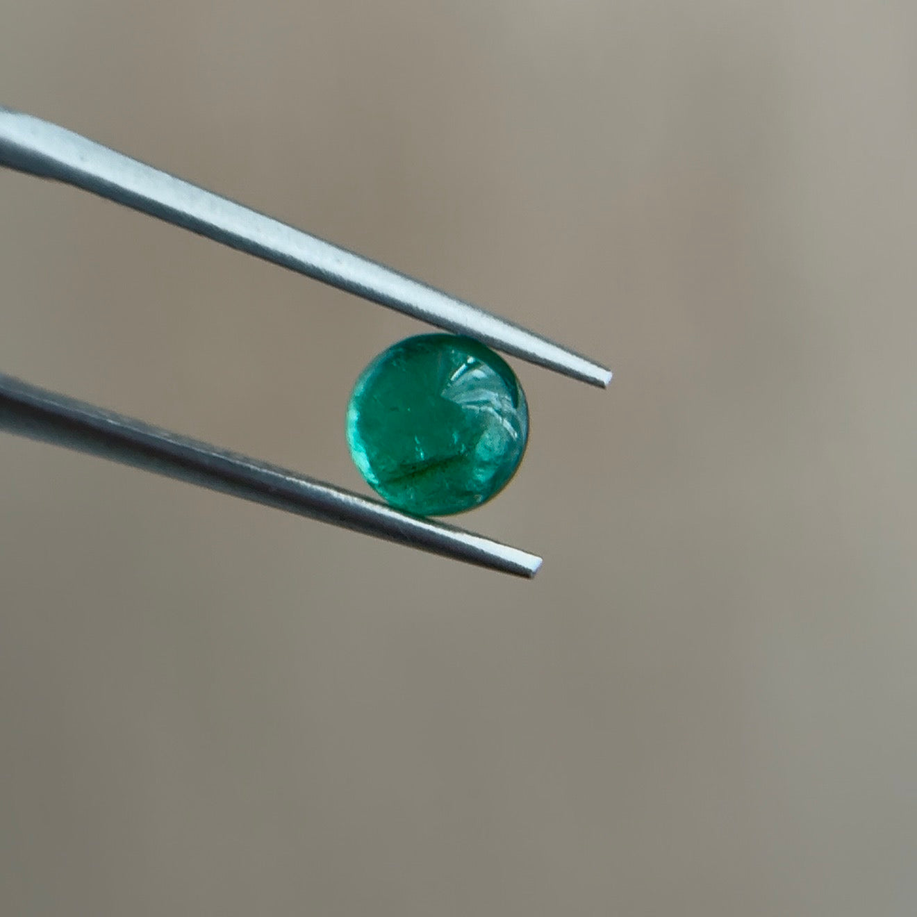 0.71 ct Natural Emerald Green – Round Cabochon – Zambia – AIG Certified