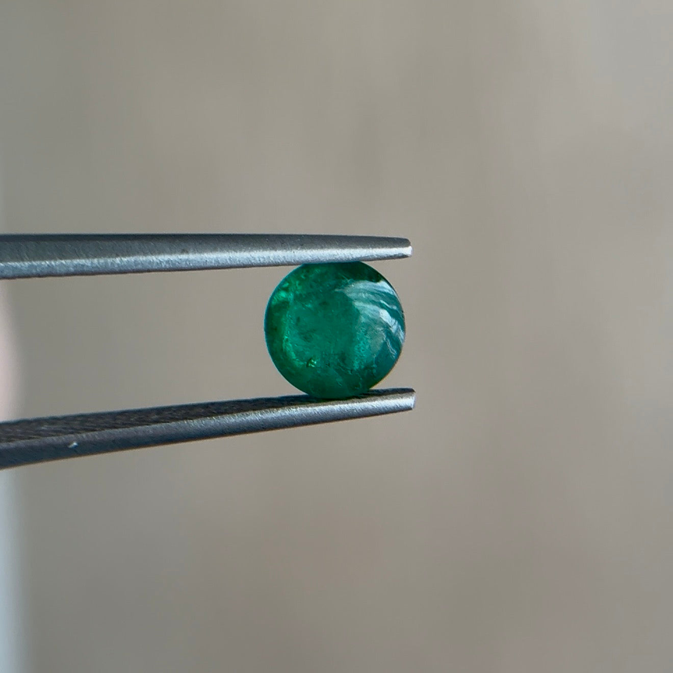 0.69 ct Natural Emerald Green – Round Cabochon – Zambia – AIG Certified